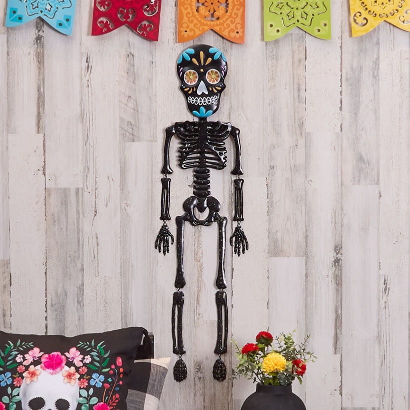 Hanging_Skeletons_Black_2140187_zm1_d5e2d1db-10fa-44bc-a2f2-388cc72bb2ca